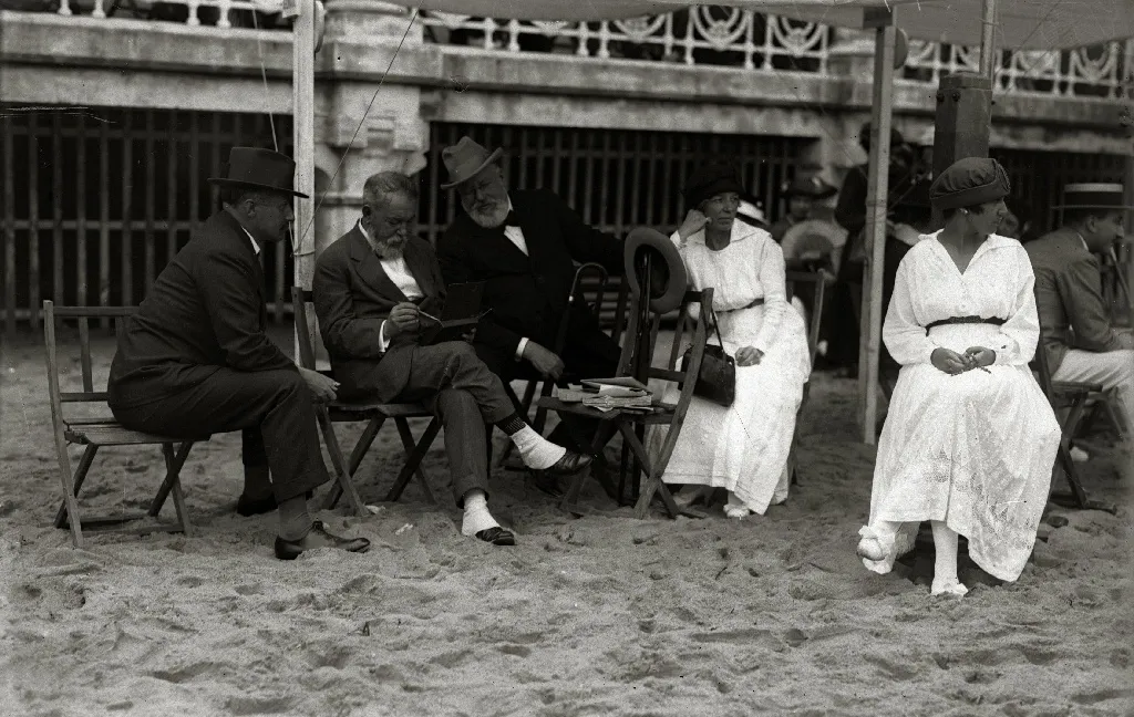 Photograph of Joaquín Sorolla seated with companions on La Concha beach, San Sebastián, 1917