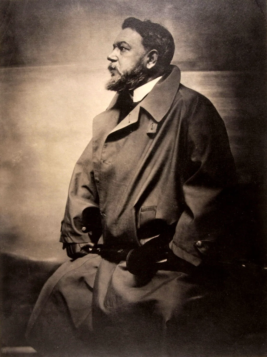 Profile portrait photograph of Joaquín Sorolla in an overcoat, 1908, by Gertrude Käsebier