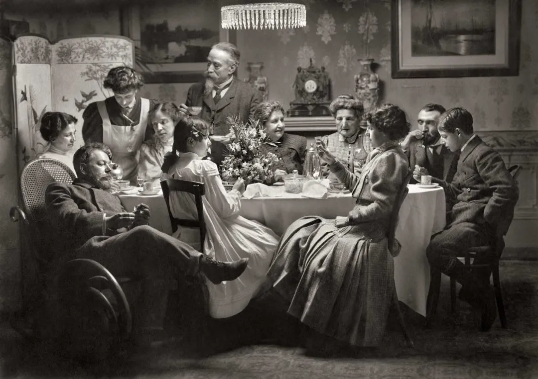 Family group portrait with Joaquín Sorolla and Clotilde García on the left, photographed by Antonio García Peris, 1907