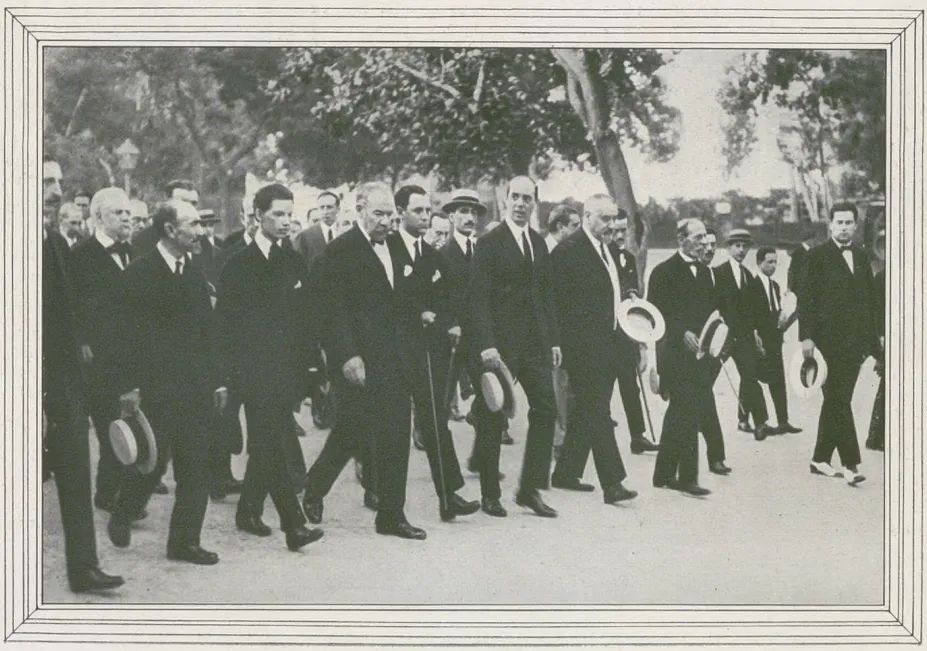 Photograph of the head of the funeral procession for Joaquín Sorolla, 1923