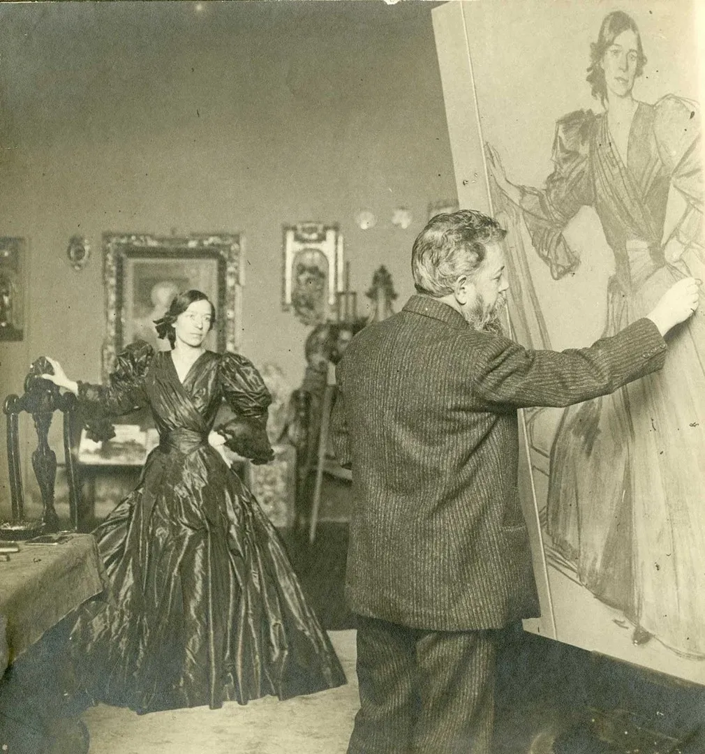 Photograph of Joaquín Sorolla painting his wife Clotilde, who poses in a black dress, 1905